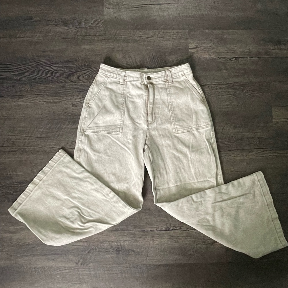Women’s high-rise wide leg cropped jeans. Size 6